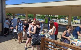 Wymiana książek pod chmurką